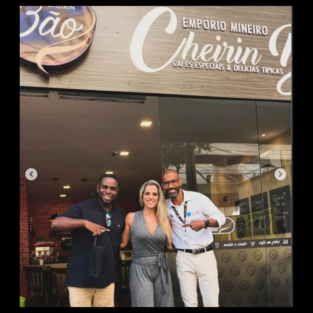 Thiago com clientes em frente ao Empório Mineiro Cheirin Bão